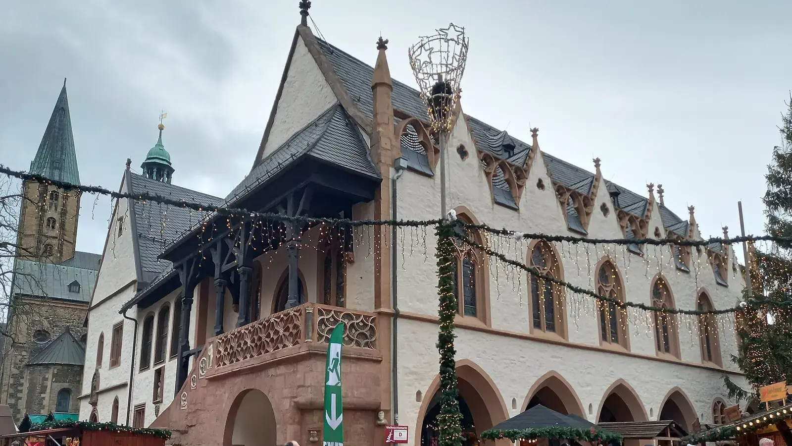 Weihnachtsmarkt rund um das Goslarer Rathaus im Dezember 2025